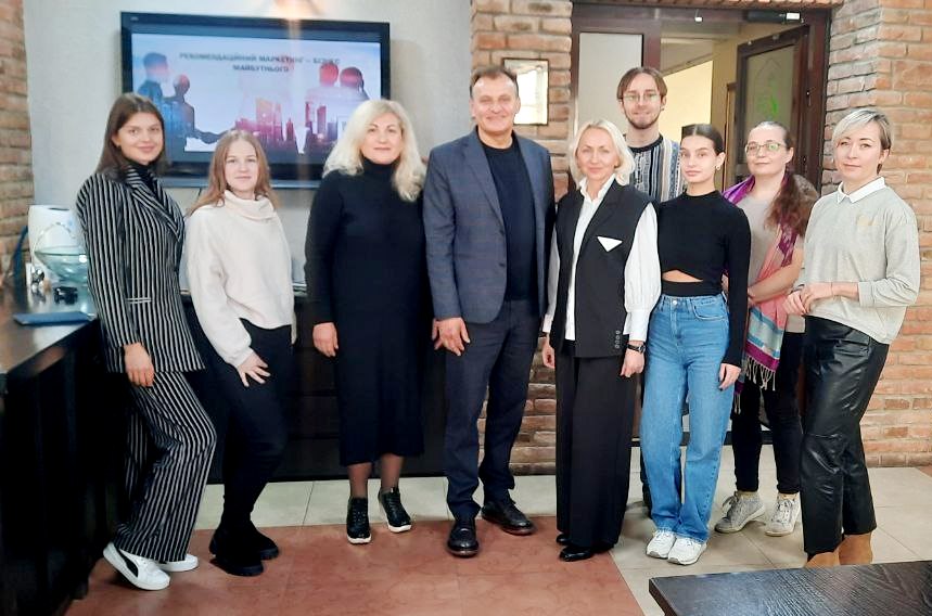 Саме такі неформальні і практико орієнтовані зустрічі створюють додаткову мотивацію для студентів, спонукають до навчання і творчого наукового пошуку